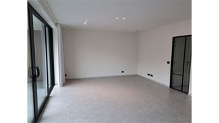 Een mooi afgewerkt en instapklaar nieuwbouwappartement op de derde verdieping bestaande uit een ruime woonkamer met open, ingerichte keuken,...