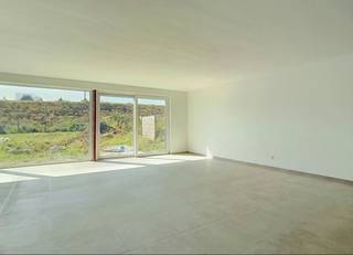 De woning beschikt over een bewoonbaar oppervlakte van 253 m2, een carport, een aparte fietsenberging en zonnige tuin. <br /><br />De indeling is praktisch en doordacht: <br />- Inkomhal met gastentoilet <br />- Woonkamer<br />- Open keuken <br />- Ruime berging, handig voor extra opbergruimte<br />- Bureau<br />- Fietsenberging <br />- Nachthal met toilet<br />- 3 ruime slaapkamers, waarvan 1 met ensuite dressing<br />- Was/strijk kamer<br />- Vaste trap naar zolder, die kan dienen als 4de slaapkamer<br /><br />Dankzij de gunstige ligging is de E17 en het centrum van Zwijndrecht vlot bereikbaar. <br /><br />Bent u op zoek naar een ruime woning in het centrum? Dan is deze woning zeker de moeite waard. <br /><br />Voor meer informatie kan u terecht op Dewaele.com of kan u contact opnemen met de makelaar. <br /><br />Bestuursmaatregelen in het maatregelenregister: nee<br /><br />Deze AI-visualisaties zijn bedoeld als inspiratie. Er werd geen rekening gehouden met technische specificaties, stedenbouwkundige voorschriften of de concrete mogelijkheden tot realisatie.