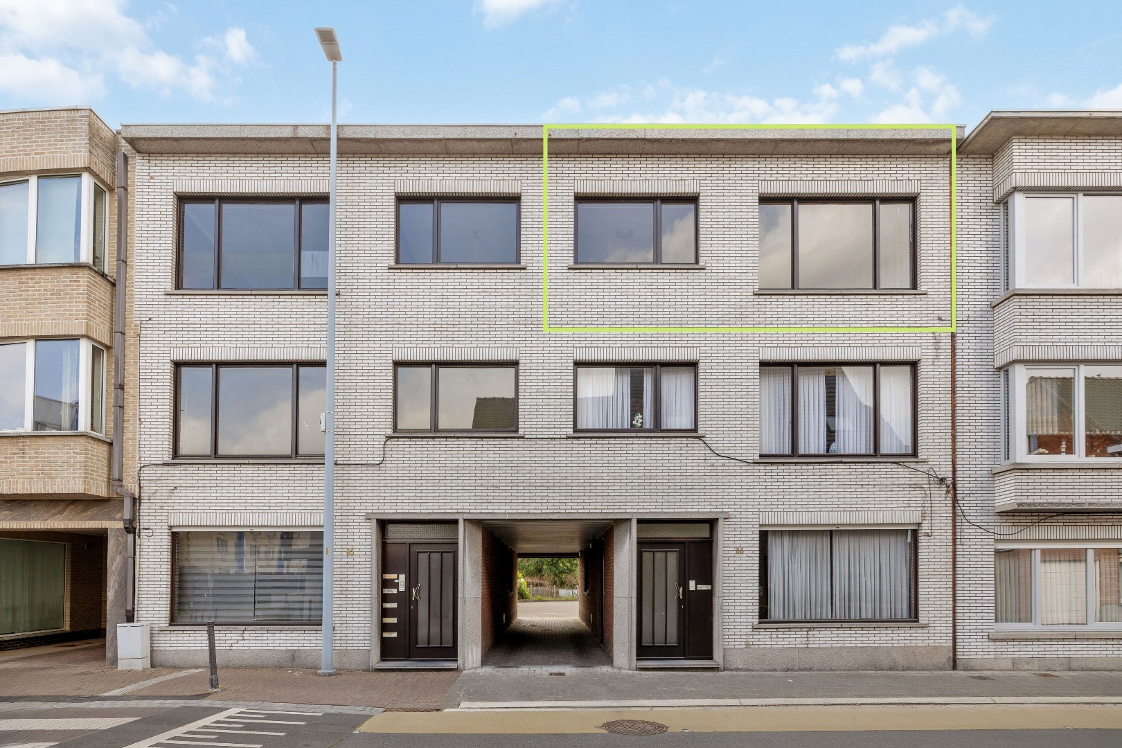 Ruim appartement met 2 slaapkamers, terras én garagebox in het centrum van Stekene - foto 1
