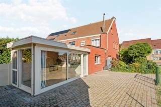 <p>BEZOEKMOMENT ZATERDAG 31/10 10U- 12U (ENKEL OP AFSPRAAK)</p><p>Droom je van een plek met ruimte, groen en een knap uitzicht? Deze ter renoveren, halfopen woning ligt super landelijk aan het gezellige dorpsplein van Sint-Anna, met direct zicht op de velden. Een verrassend ruim perceel van 1096 m² geeft je alle vrijheid om er je eigen thuis van te maken.</p><p>Gelijkvloers vind je een leefruimte met keuken, een veranda en een kleine badkamer. Op de eerste verdieping zijn er 2 à 3 slaapkamers, ruim genoeg om de indeling naar eigen smaak aan te passen. De woning is toe aan renovatie, een mooie kans om volledig je eigen stijl toe te voegen.</p><p>Buiten zit je meteen midden in de natuur. Voor wandelaars is dit een droomlocatie: stap de deur uit en geniet van de rust en de weidse velden.</p><p>✅ Halfopen woning met veel potentieel<br />✅ Ruim perceel van 1096 m²<br />✅ Aparte, zeer ruime garage<br />✅ Super landelijke ligging, uitzicht op velden<br />✅ Aan het gezellige dorpsplein van Sint-Anna<br />✅ Ideaal voor wandelaars<br />✅ Leefruimte met keuken, veranda en badkamer<br />✅ 2 à 3 slaapkamers op de eerste verdieping</p><p>Een kans om jouw droomwoning te creëren op een unieke locatie, plan snel een bezoek!</p><p>BOEK NU ZELF JOUW AFSPRAAK OP ONZE WEBSITE!</p><p>📩 gilles@woonvast.be — 📞 0491 94 95 38 — 🌐 www.woonvast.be</p>