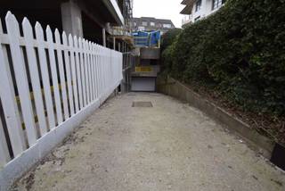 Res. Saint Georges. <br />Place de stationnement facile d'accès (n°234) d'une largeur exceptionnelle dans la résidence Saint Georges, située sur la digue de Het Zoute.<br />La place de stationnement est accessible par la Kustlaan et se trouve au niveau -2. <br />Disponible à partir de septembre.<br />Ref. G722C