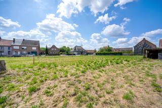 <p>Ben je op zoek naar de perfecte locatie om jouw droomwoning te realiseren? Deze bouwgrond van <strong>403 m²</strong> biedt een unieke kans om te bouwen in een rustige en residentiële omgeving, ideaal voor een gesloten bebouwing. Zowel een plat als een zadeldak is mogelijk.</p>
<p>📍 <strong>Ligging:</strong><br />Gelegen in een kindvriendelijke buurt met vlotte verbindingen naar het centrum, scholen, winkels en openbaar vervoer. Een ideale uitvalsbasis voor wie rustig wil wonen maar toch snel overal wil geraken.</p>
<p>📐 <strong>Kenmerken van het perceel:</strong></p>
<ul>
<li>
<p>Oppervlakte: <strong>403 m²</strong></p>
</li>
<li>
<p>Bestemd voor <strong>gesloten</strong> <strong>bebouwing</strong></p>
</li>
<li>
<p>bouwdiepte GLV 15m - bouwdiepte V1 12m</p>
</li>
<li>
<p>Ruimte voor een mooie tuin</p>
</li>
<li>
<p>Geen bouwverplichting</p>
</li>
</ul>
<p>💡 <strong>Extra troeven:</strong></p>
<ul>
<li>
<p>Rustige en aangename buurt</p>
</li>
<li>
<p>Aansluiting op nutsvoorzieningen mogelijk aan de straat</p>
</li>
</ul>
<p>Ben je klaar om jouw bouwplannen werkelijkheid te maken? Aarzel niet om contact op te nemen met Saimen op 0470/79 24 20 voor meer informatie of een bezichtiging ter plaatse.</p>