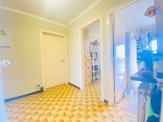 <strong>In het centrum van Lauwe bevindt zich een instapklaar appartement met 2 slaapkamers.</strong><br />Dit appartement is momenteel verhuurd aan correct huurders.<br /><br />Via de lift kom je uit bij het appartement die zich bevindt op het 3de verdiep.<br /><br /><strong>Indeling:</strong> via de inkom kom je binnen in de hal die de 2 slaapkamers verbindt met de badkamer en toilet.<br /><br />Daarnaast bevindt zich de ruime living met aanpalend de keuken, die voorzien is van gasfornuis en oven.<br /><br /><strong>Troeven</strong>
<ul><li>Instapklaar</li><li>Goede investering</li><li>Veel lichtinval</li><li>Goed onderhouden</li><li>Centrum gelegen</li></ul>