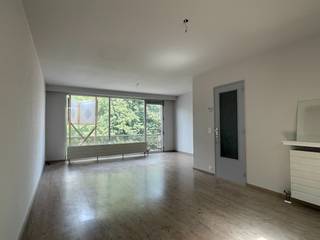 Welkom in de<strong> Jan Baptist Tassynsstraat 129 V2, 2070 Zwijndrecht</strong>. Hier vinden we een instapklaar appartement op de tweede verdieping van het gebouw. Gelegen vlakbij invalswegen, openbaar vervoer en winkels, is dit misschien wel het appartement dat jij zoekt. Interesse? Registreer je dan snel via volgende link voor een afspraak: <strong>https://m3-zwijndrecht.mijnhuurprofiel.be/property/658570a3-12dd-487b-8a5b-18ed2dc5eac3.</strong><br /><br />We nemen de trap naar de <strong>tweede verdieping</strong>. Voor we het appartement binnengaan, vinden we al een ruime berging. Ideaal als opbergruimte. Verder stappen we binnen in de inkomhal met vestiaire kasten. De hal brengt ons naar de lichtrijke woonkamer van 31m2. Deze ruimte geeft plaats voor zowel woon- als eetruimte. Aansluitend vinden we de keuken die dankzij de lichtkoepel ook baadt in het licht. De keuken is uitgerust met spoelbak, kookvuur en oven.<br /><br />Verder vinden we de badkamer met lavabo, bad en aansluitingen voor wasmachine en droogkast. Er is een apart toilet en een bergruimte in de nachthal. Achteraan zijn twee ruime slaapkamers. Eén slaapkamer geeft zelfs toegang tot het gezellige en vooral zonnig terras (zuid gericht).<br /><br />Als extra troef hoort er bij dit appartement ook nog <strong>een ondergrondse autostaanplaats. </strong><br /><br />Beschikbaar vanaf <strong>01/11/2026</strong>.<br /><br /><u><strong>Technisch:</strong></u><br />EPC: 191 kWh/m2jaar, UC 3550839, label B (energiezuinig)<br /><br /><u><strong>Kosten:</strong></u><br />Gemeenschappelijke kosten: €20/maand<br />Huurwaarborg 3 maanden.<br />Plaatsbeschrijving: elke partij betaalt de helft<br />Huur: € 975/maand
