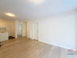 <p>WATERMAEL-BOITSFORT – Ideally situated on Boulevard du Souverain, close to the famous ‘Mix’, not far from the Forêt de Soignes, near numerous transport links and shops, within the ‘Twice’ development: a 3-bedroom flat with a living area of approximately 106m², situated on the first floor. Comprising an entrance hall with a separate toilet, a living room of approximately 30m² with access to a terrace of approximately 9.5m² and a fully fitted open-plan kitchen (oven, hobs, extractor hood, fridge-freezer, dishwasher), a bedroom of approximately 10.5m² with an en-suite shower room (shower, washbasin), a bedroom wing with a bedroom of approximately 10m² and an en-suite shower room (shower, washbasin), a bedroom of approximately 16m² with access to a terrace of approximately 16.5m², a bathroom (bath, washbasin, toilet), a utility room with connections for washing machines, a cellar and a parking space included in the rent. Service charge of €200 per month (hot water, heating, communal areas). Energy Performance Certificate (E*). Available from 1 August 2026. Dimensions are approximate.</p>
<p></p>
<p><u>On the 1<sup>st</sup> floor:</u></p>
<ul>
<li>Entrance hall with separate toilet</li>
<li>Living room of approx. 30m² (4.5 x 6.6) with access to a terrace of approx. 9.5m²</li>
<li>Fully fitted open-plan kitchen (oven, hobs, extractor hood, fridge-freezer, dishwasher)</li>
<li>Bedroom of approximately 10.5 m² (4.5 x 4.1) with en-suite shower room (shower, washbasin)</li>
<li>Night hall</li>
<li>Bedroom of approximately 10 m² (2.5 x 4) with en-suite shower room (shower, washbasin)</li>
<li>Bedroom of approx. 16m² (4.5 x 3.4) with access to a terrace of approx. 16.5m²</li>
<li>Bathroom (bath, washbasin, toilet)</li>
<li>Laundry room with connections for washing machines</li>
</ul>
<p>Cellar no. 22</p>
<p>Parking space included in the rent, no. P52-84</p>