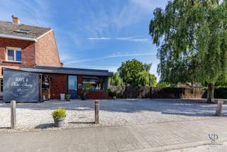 Deze eigendom leent zich perfect voor horeca, diensten, vrij beroep of andere commerciële activiteiten, dankzij de uitstekende zichtbaarheid en...
