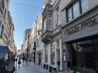 Opbrengsteigendom bestaande uit een handelsgelijkvloers, 3 appartementen met 1 slaapkamer en een kantoorruimte gelegen in een achterbouw. Dit...