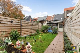 <p><span>Move-in ready home with 2 to 4 bedrooms and large SW garden! 4 bedroom house with garden and garage near the Hobokense Polder!</span></p><p><span>This charming, move-in ready and spacious 3 bedroom home was recently renovated with quality, stylish materials and provides all contemporary comfort. This prime location combines a green oasis of tranquility (nature reserve "Hobokense Polder") with the proximity of the vibrant Antwerp city life. In the immediate vicinity you will find stores, parks, schools, restaurants and sports facilities, but the optimal accessibility by car, public transport and bicycle is also a major asset. In short, this characterful home is the ultimate place to optimally combine work and family life, is a guarantee of carefree and quality living and is available by deed.  </span></p><p><span> </span></p><p><span>Ground floor:</span><span> </span></p><p><span>You enter the home through the separate entrance hall where recessed spotlights beautifully accent the ornate wooden staircase. The spacious and bright living space with high ceilings enjoys plenty of natural light, overlooks the greenery in the front garden and is fully equipped with shutters. The organic layout lends itself perfectly to a full dining room combined with a cozy living room area. The beautiful, authentic mantle of the former fireplace lifts the cachet of the living room to an even higher level. Adjacent you will find the tasteful kitchen equipped with an induction stove, range hood, combination oven, dishwasher and one and a half sink. There is no shortage of work and "soft-close" storage space. The kitchen is also spacious enough to accommodate a table. The separate laundry room is extremely practical and offers lots of extra storage space. The toilet with hand-washer is also housed separately.</span></p><p><span> </span></p><p><span><sup>1st</sup></span><span> floor:</span><span> </span></p><p><span>Through the night hall you reach the 3 sizable bedrooms. In each room a double bed can be easily placed in combination with a spacious closet, desk, dresser,... The rustic and low-maintenance bathroom is equipped with a walk-in/rain shower, double washbasin with extra large closet space, towel radiator, toilet and integrated lighting. The window in the bathroom is optimal for ventilation, nevertheless, your privacy is 100% guaranteed.</span></p><p><span> </span></p><p><span>Garden, garage box &amp; basement:</span><span> </span></p><p><span>The south-southwest oriented garden is a cozy place where you can enjoy the healthy outdoor air, a dash of greenery, a ray of sunshine, a nice BBQ with friends or a sparkling aperitif in peace and privacy. The paving of the garden makes the maintenance very limited, but of course the softening is very easy. The borders offer the possibility to create flower beds, vegetable garden, herb garden, trees and plants. As a bonus, there is also a canopy so that you can use the outdoor space even in less favorable weather. In the spacious indoor garage with automatic gate, the car and bicycles can always be stored safely and dry. The handy and dry basement is divided into 3 compartments and houses the new HR condensing boiler.</span></p><p><span> </span></p><p><span>Additional assets:</span><span> </span></p><p><span>- Top location</span></p><p><span>- Ready to move in</span></p><p><span>- 203 m² cfr. EPC</span></p><p><span>- Roof (15 cm MW) and wall insulation (8 cm PUR)</span></p><p><span>- Windows double, partly HR</span></p><p><span>- HR condensing boiler 2023</span></p><p><span>- Electricity compliant </span></p><p><span>- Asbestos safe </span></p><p><span>- SW garden </span></p><p><span>- Garage and cellar</span></p><p><span>- Partly renewed sewerage</span></p><p><span>- Fibre-ready </span></p><p><span> </span></p>