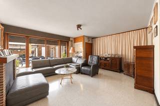 Op een centrale ligging in het hart van Gits, op wandelafstand van winkels, horeca en andere dagelijkse voorzieningen, bevindt zich deze ruime woning met heel wat mogelijkheden. Dankzij de vlotte verbinding met de omliggende gemeenten combineert u hier centraal wonen met een uitzonderlijke hoeveelheid ruimte. Via de zijoprit heeft u rechtstreeks toegang tot de ruime koer van maar liefst 273 m², met achteraan een loods van 85 m². Een absolute meerwaarde voor wie op zoek is naar extra parkeer-, opslag- of hobbyruimte.<br /><br />De woning zelf biedt aangename, ruime vertrekken en beschikt bovendien over een gunstig EPC-label C. Op het gelijkvloers bevinden zich de inkomhal, een ruime voorplaats, hal, lichtrijke leefruimte, ruime geïnstalleerde keuken, badkamer en praktische wasplaats.<br />Op de eerste verdieping vindt u de nachthal, een apart toilet, drie volwaardige slaapkamers en een bijkomende bergruimte.<br /><br />Wie op zoek is naar een ruime woning met extra opslag- en buitenruimte op een centrale ligging, vindt hier een eigendom met bijzonder veel mogelijkheden.<br /><br />Interesse? Contacteer Ward via 0470 20 66 88 voor meer informatie of een bezoek.
