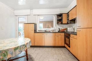 <strong>Instapklare ruime villa met 4 slaapkamers en garage.</strong><br />Bent u op zoek naar een ruime gelijkvloerse toegankelijke woning in een rustige straat? Dan is deze villa zeker iets voor u.<br /><br /><strong>Indeling</strong><br />gelijkvloers: inkomhal, living, keuken, veranda, garage, badkamer, 2 slaapkamers, bureau/slaapkamer, gezellige tuin met terras en tuinhuis<br />verdiep: 2 ruime slaapkamers, dressing en zolder<br /><br /><strong>Troeven:</strong>
<ul><li>Rustige ligging</li><li>ruime villa</li><li>alles toegankelijk op gelijkvloers</li><li>4 slaapkamers</li><li>lichtrijke veranda en living</li><li>garage</li></ul>
Bij deze woning geldt de renovatieplicht.