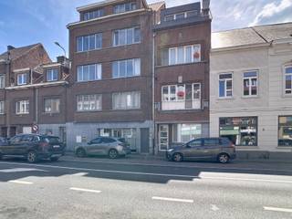 <p>Cet appartement au rez-de-chaussée situé chaussée de Tirlemont à Louvain offre un cadre de vie pratique et agréable à proximité immédiate du ring de Louvain. Avec une chambre, une salle de bains, une cuisine lumineuse et un espace de vie attenant, cet appartement une chambre constitue une solution intéressante pour celles et ceux qui souhaitent profiter d’un logement confortable dans un emplacement bien desservi. Le certificat de performance énergétique de niveau C représente un atout supplémentaire.</p><p>Dès votre entrée dans l’appartement, vous profitez d’une agréable luminosité. La cuisine lumineuse communique directement avec l’espace de vie, créant un ensemble convivial et fonctionnel. Vous pouvez facilement y aménager un coin salon ainsi qu’un espace repas, afin de profiter pleinement de la pièce au quotidien.</p><p>L’appartement dispose d’une chambre et d’une salle de bains. Situé au rez-de-chaussée, il offre un accès particulièrement pratique et convient à celles et ceux qui privilégient un logement facilement accessible, sans escalier.</p><p>La terrasse constitue un autre atout appréciable de ce bien. Elle vous permet de profiter d’un espace extérieur privé et d’aménager un agréable coin pour prendre l’air ou simplement vous détendre.</p><p>La situation de l’appartement est également un point fort. Vous résidez chaussée de Tirlemont, à proximité du ring de Louvain, avec des connexions aisées vers le centre de Louvain et les communes environnantes. Les commerces, services du quotidien et principaux axes routiers se trouvent à proximité, ce qui facilite vos déplacements et votre organisation au quotidien.</p><p>Si vous recherchez un appartement avec une chambre à Louvain, une terrasse, une bonne accessibilité et un espace de vie lumineux, ce logement au rez-de-chaussée mérite certainement votre attention. N’hésitez pas à organiser une visite via www.living-stone.be afin de découvrir son ambiance et ses possibilités.</p>