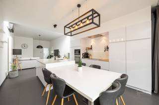 <p><span>Instapklare gezinswoning met 3 slaapkamers, zonnige tuin en EPC A in hartje Duffel</span></p><p><span> </span></p><p><span>Op zoek naar een gezellige, instapklare woning op een toplocatie in Duffel? Dan is deze charmante woning absoluut een bezoek waard!</span></p><p><span>Gelegen op een uitstekende locatie, vlak bij het dorpscentrum, winkels, scholen en openbaar vervoer, combineert deze woning comfort, ruimte en energiezuinig wonen.</span></p><p><span>Bij het betreden van de woning wordt u verwelkomd in een aangename leefruimte met een warme, huiselijke sfeer. De woning is volledig instapklaar en praktisch ingedeeld, ideaal voor gezinnen of koppels die op zoek zijn naar extra ruimte.</span></p><p><span>Op de verdiepingen bevinden zich </span><span>drie slaapkamers</span><span>, perfect als slaap-, kinder- of hobbykamer. De master bedroom met inloopdressing. Daarnaast is er nog een handige </span><span>zolderruimte</span><span>, ideaal voor extra stockage.</span></p><p><span>De ruime badkamer biedt alle comfort en luxe die u zich kunt wensen, met een </span><span>inloopdouche</span><span>, </span><span>ligbad</span><span>, </span><span>dubbele lavabo</span><span> en hoogwaardige afwerking. Verder beschikt de woning over </span><span>twee toiletten</span><span>.</span></p><p><span> </span></p><p><span>Buiten geniet u van een </span><span>aangename, zonnige tuin</span><span> met een gezellig terras, uitgerust met een </span><span>zonneluifel</span><span> — de perfecte plek om te ontspannen of gezellig te tafelen met familie en vrienden. Achteraan de tuin bevindt zich bovendien nog een praktische </span><span>berging</span><span>.</span></p><p><span>Ook op technisch en energetisch vlak scoort deze woning uitstekend. Dankzij het </span><span>gunstige EPC-label A</span><span> woont u hier bijzonder energiezuinig. Extra troeven zijn de aanwezige </span><span>airconditioning</span><span>, een </span><span>ventilatiesysteem</span><span> en een </span><span>regenwaterput</span><span>, die bijdragen aan extra wooncomfort en duurzaamheid.</span></p><p><span> </span></p><p><span>Troeven op een rij:</span><span><br /></span><span>✔</span><span> Instapklare woning<br /></span><span>✔</span><span> Toplocatie nabij centrum van Duffel<br /></span><span>✔</span><span> 3 slaapkamers + zolder<br /></span><span>✔</span><span> Ruime badkamer met bad én inloopdouche<br /></span><span>✔</span><span> 2 toiletten<br /></span><span>✔</span><span> Zonnige tuin met terras en zonneluifel<br /></span><span>✔</span><span> Achterliggende berging<br /></span><span>✔</span><span> EPC A – energiezuinig wonen<br /></span><span>✔</span><span> Airco, ventilatiesysteem en regenwaterput</span></p><p><span> </span></p><p><span>Een ideale woning voor wie comfortabel en zorgeloos wil wonen op een centrale locatie. </span><span>Mis deze kans niet en plan snel uw bezoek!</span></p><p><span><span>Sven@home4you.be</span></span></p><p><span>0478240853</span></p><p><span> </span></p><p><span> </span></p>