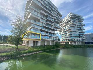 Welkom in de prestigieuze residentie "Waterfront – Windsor", waar dit gloednieuwe en schilderklare appartement op jou wacht. Gelegen op de...