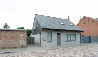 <p>Op zoek naar rust, ruimte en comfort? Ontdek deze instapklare woning met een prachtig uitzicht op groen. Deze woning combineert een landelijke ligging met praktische voorzieningen en uitbreidingsmogelijkheden.<br /><br />Indeling: inkomhal, zéér ruime fraaie leefruimte met salon- en bureauhoek, keuken (gasfornuis) en eetplaats deze hebben zicht en connectie met de prachtige tuin. Verder beschikt het gelijkvloers over een ruime berging/wasplaats, gastentoilet en hobbyruimte/garage/schuur. <br /><br />Op het verdiep zijn er 3 slaapkamers en de fraaie badkamer met vrijstaand bad, toilet en douche. <br /><br />Prima energiescore (label c), dankzij het vernieuwde geïsoleerde dak (12cm), centrale verwarming (gas) en warmtepomp (lucht/lucht). <br /><br />Achteraan bevindt zich de zeer fraaie tuin met ruim terras met zicht op de achtergelegen velden. <br />Via de tuin heeft u eveneens toegang tot de hobbyruimte/schuur als tot de straat via de oprit.</p>
<p>Alvast even binnenkijken?<strong> </strong>Klik op het 360°-icoontje of bezoek de woning via deze link: https://my.matterport.com/show/?m=h8WFWykYQac<br />Interesse of meer info? Contacteer Jens via 052/690.691 of jens@immotijl.be</p>