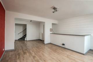 Dit ruim, instapklaar duplex-appartement is gelegen midden in het centrum van het levendige polderdorp Stabroek. Winkels, scholen, openbaar vervoer en gezellige horeca vindt u letterlijk om de hoek. Grote troef aan dit appartement is het grote dakterras, waar u in alle rust en privacy de ganse dag van het zonnetje en de buitenlucht kan profiteren. Bovendien werd het terras in 2025 keurig vernieuwd. U komt het appartement binnen via een aparte inkom, die louter door deze unit gebruikt wordt. De trap leidt u naar de eerste verdieping, waar u boven komt in deze gezellige, lichte en ruime woonkamer. Verder vindt u op de eerste verdieping een gerieflijke, volledig ingerichte leefkeuken met groot schuifraam naar het terras, een hal en apart gastentoilet. Vanuit de woonkamer brengt een tweede trap u naar de bovenste verdieping. Hier treft u de nachthal, een ruime master-bedroom, gigantische badkamer met bad, tweede toilet en dubbele wastafel en een volwaardige kinderkamer. Onder het puntdak beschikt u nog over een praktische bergzolder, die toegankelijk is via een luik met schuiftrap. Het appartement beschikt niet over een garage, maar u kan de wagen gratis parkeren in de tegenovergelegen straat of op het nabijgelegen Picoloplein. Er zijn geen gem. kosten!