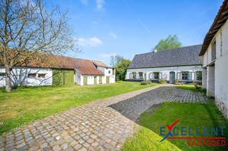 Een authentieke hoeve verscholen tussen het groen, deze uitzonderlijke eigendom combineert authentieke charme, comfort én eindeloze mogelijkheden...