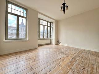 Prachtig 1 slaapkamer appartement centraal gelegen nabij het Centraal Station. <br /><br />Het appartement is voorzien van een lichtrijke living met open keuken, ruime slaapkamer, badkamer met douche, bad, lavabo, toilet en aansluiting voor wasmachine. Achteraan bevindt zich een ruim terras.<br /><br />Huurprijs €1095,-/maand + gemeenschappelijke provisiekosten €75,-/maand.<br />Alle nutsvoorzieningen zijn individueel.<br />Beschikbaar vanaf 01/04/2026<br /><br />Wenst u een bezoek of meer informatie?<br />U kan ons bereiken op 03 203 02 02 of immo@sidimex.be