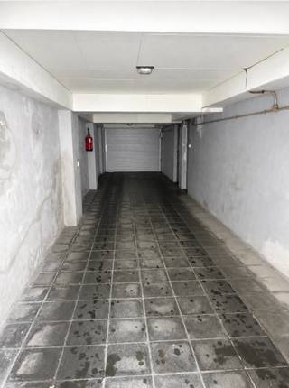<p>UCCLE, Victor Allard-straat 165, ideaal gelegen aan de achterzijde van een klein appartementencomplex: een afgesloten garagebox van ±16 m². Deze garage is gemakkelijk bereikbaar en ruim bemeten, met een breedte van 2,80 m en een lengte van 6,02 m, waardoor er comfortabel plaats is voor één voertuig en er nog extra opbergruimte overblijft. Een ideale oplossing voor parkeren of opslag in een gewilde wijk van Ukkel.</p>
<p></p>
<p><b><u>Beschrijving</u>:</b></p>
<ul>
<li>Afgesloten garagebox met beveiligde ingang en elektrisch rolluik</li>
<li>Oppervlakte van ongeveer ±<b>16 m²</b></li>
<li>Breedte: <b>2,8 m</b></li>
<li>Lengte: <b>6 m</b></li>
<li>Elektriciteit en stopcontacten</li>
<li>Kraan met watertoevoer</li>
</ul>
<p>Bijdrage voor gemeenschappelijke kosten: 25 € / maand</p>