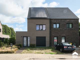 <p>Moderne en energiezuinige woning met 3 slaapkamers, tuin en garage, gelegen in het centrum van Balen. Er is een extra vergunning mogelijk voor een uitbreiding achteraan de woning. Indien alles voldoet aan de verkavelingsvoorschriften, kan de vergunning binnen maximaal 4 maanden verkregen worden.  </p>

<p><strong>Troeven:</strong></p>

<ul><li>Heel energiezuinig (E-peil 13)</li><li>24 zonnepanelen</li><li>Houtskeletbouw (Ecohuis)</li><li>Ventilatie Type D</li><li>Volledig ingerichte keuken</li><li>Extra uitbreiding (56 m²) mogelijk</li></ul>

<p>Indeling gelijkvloers: Inkomhal, toilet, woonkamer, keuken, garage.</p>

<p>Indeling verdieping 1: Nachthal, badkamer, toilet, slaapkamer 1, slaapkamer 2.</p>

<p>Indeling verdieping 2: Slaapkamer 3, technische ruimte.</p>

<p>Kruipkelder aanwezig.</p>