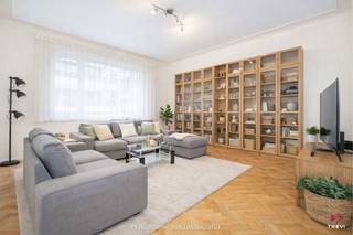 Op een steenworp van het bruisende hart van Brussel, in de Industrie­straat, ontdekt u een appartement dat ruimte, licht en een topligging perfect combineert!<br />Gelegen in de zeer gegeerde Europese wijk geniet dit pand van ±110 m² van een levendige omgeving en toch een aangename woonkwaliteit: Europese instellingen, openbaar vervoer, winkels, restaurants en groene zones bevinden zich op wandelafstand.<br /><br />Het appartement verkeert in goede algemene staat en overtuigt door zijn mooie volumes en lichtinval. De ruime woonkamer geeft uit op een balkon en een klein terras, ideaal om ook in de stad van een buitenruimte te genieten. De keuken is functioneel en praktisch ingericht. Het nachtgedeelte omvat twee comfortabele slaapkamers van 16 m² en 13 m², aangevuld met een badkamer en sanitair.<br />Daarnaast beschikt het appartement over een kelder en twee zolderkamers (voormalige dienstkamers), ideaal als bergruimte, bureau of in te richten volgens uw noden.<br /><br />Technische troeven: EPC: D+ &amp; Elektriciteit conform.<br />Kosten: ± €165/maand (gemeenschappelijke delen) + €43/maand reservefonds. Vrij bij akte.<br />Een volledig, strategisch en veelzijdig pand, zowel ideaal voor eigen bewoning als voor een zekere investering in een van de meest stabiele en gegeerde wijken van Brussel. <br /><br />
<p><span>2e verdieping links, blok B C</span> : App. “B 2”</p>
<ul>
<li>Inkomhal</li>
<li>WC</li>
<li>Woonkamer van ± 30 m² met parket</li>
<li>Ingerichte keuken met toegang tot balkon</li>
<li>Technische berging op het balkon met individuele gasketel en aansluiting voor wasmachine</li>
<li>Nachthal</li>
<li>Slaapkamer van ± 16 m² met terras van ± 3 m²</li>
<li>Slaapkamer van ± 13 m²</li>
<li>Badkamer (bad, WC en bidet)</li>
</ul>
<p>Kelder nr. 2 in de ondergrond + 2 zolderkamers nr. B2 &amp; nr. 5 (voormalige dienstkamers)</p>