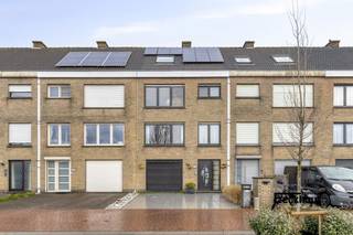 Op de gegeerde Vuurtorenwijk in Oostende, op wandelafstand van het strand en De Spuikom, bevindt zich deze lichtrijke en instapklare bel-etage woning met een bewoonbare oppervlakte van 217 m², garage en prachtige, afgewerkte tuin.<br />Indeling:<br />- Gelijkvloers: oprit voor 2 auto’s, inkomhal, ruime wasplaats/berging; dubbele garage met directe toegang tot de mooie tuin met tuinhuis.<br />- Eerste verdieping: ruime woonkamer met open, volledig geïnstalleerde keuken, afzonderlijk toilet en een aansluitend zonneterras met trap naar de tuin.<br />- Tweede verdieping: 3 volwaardige slaapkamers en badkamer met douche, lavabo en toilet.<br />Zolderverdieping: opgedeeld in 3 ruimtes, ideaal als extra kamers, hobbyruimte of bureau.<br />Extra troeven: Gedeeltelijk gerenoveerd in 2009<br /> Condensatieketel (energiezuinige verwarming)<br /> 19 zonnepanelen aanwezig/warm water op elektriciteit<br /> Rustige woonwijk, dicht bij zee en natuur<br /> Ideaal als gezinswoning of tweede verblijf<br />📍 Een ruime, energiezuinige woning (EPC B ) op een toplocatie aan zee — instapklaar en toekomstgericht.