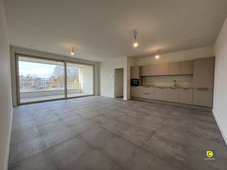 <p><span>Nieuwbouw 2 slaapkamer appartement met ruim terras en autostaanplaats!</span></p><p><span>In het hartje van Mortsel op de mooie en rustig gelegen parkresidentie Stadsterras bevindt zich dit energiezuinig nieuwbouwappartement. <br />Deze toplocatie waarborgt de nabijheid van verscheidene winkels, parken, sportfaciliteiten, ziekenhuizen, fietsostrade, belangrijke invalswegen en openbaar vervoer.</span></p><p><span> </span></p><p><span>Het appartement ligt op de eerste verdieping van een gebouw met lift en is ingedeeld als volgt:</span></p><p><span> </span></p><p><span>Inkomhal & wasruimte:</span></p><p><span>U betreedt het appartement via de inkomhal. Deze hal is voorzien van een aparte berging met aansluiting voor wasmachine en droogkast. <br />Het toilet, voorzien van een handenwasser, is apart ondergebracht in deze hal. </span></p><p><span> </span></p><p><span>Leefruimte, keuken & terras:</span></p><p><span>De leefruimte biedt voldoende plaats om een salon alsook aparte eethoek in onder te brengen. Bovendien geniet u van veel natuurlijke lichtinval dankzij de kamerbrede schuiframen. <br />Verder heeft u een mooi groen zicht op het park.<br />De geïntegreerde open keuken is volledig geïnstalleerd en voorzien van een inductie kookvuur, combi-oven, vaatwasser en koelkast.</span></p><p><span>Het ruime ZW-geörienteerde terras strekt zich uit over de hele breedte van de leefruimte. Hier kan je in alle rust genieten, zonder enige inkijk. </span></p><p><span> </span></p><p><span>Slaapkamers & badkamer:</span></p><p><span>Beide slaapkamers genieten van een mooie oppervlakte en hebben een groen zicht. </span></p><p><span>De moderne badkamer omvat een ruim ligbad met douchecombinatie, dubbele lavabo met bijhorend meubel en handdoekradiator.<br />Het gehele appartement beschikt over een hoogwaardig passief ventilatiesysteem, waardoor de luchtcirculatie optimaal is. Het toilet is in een aparte ruimte ondergebracht en is voorzien van een eigen lavabo. </span></p><p><span> </span></p><p><span>Autostaanplaats & fietsenberging:</span></p><p><span>Het appartement beschikt over een ondergrondse autostaanplaats, vlakbij de lift en de trappenhal gelegen. </span></p><p><span>Bijkomend hoort er ook een gemeenschappelijke fietsenberging (ondergronds en bovengronds) waar u steeds gebruik van kan maken. </span></p><p><span> </span></p><p><span>Huurprijs, kosten & beschikbaarheid</span></p><p><span>Huurprijs: €995/maand (inclusief staanplaats) <br />Provisiekostasen: €150/maand (provisie voor verwarming, poetsen, minuterie gemene delen)</span></p><p><span>Beschikbaar vanaf: 01/01/2026</span></p><p><span> </span></p><p><span> </span></p><p><span>E</span><span>xtra Troeven:<br /></span><span>- Eerste bewoning<br />- Toplocatie</span></p><p><span>- Lift</span></p><p><span>- Groot terras</span></p><p><span>- Veel lichtinval</span></p><p><span>- Autostaanplaats</span></p><p><span> </span></p><p><span> </span></p>