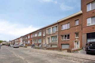 <p>Een beletage uit 1963, van onder tot boven aangepakt vanaf 2009. 136 m² wonen op een perceel van 171 m², een living vol lichtinval, twee volwaardige slaapkamers en een tuin waar je niet elk weekend in hoeft te sleutelen. En boven op alles nog eens uitbreidingsruimte voor wie verder wil bouwen aan zijn plannen. Dat is deze woning in Borgerhout.</p>
<p>Je komt binnen via de inkomhal, met ingemaakte kasten die meteen ruimte scheppen voor jassen en schoenen zonder dat het rommelig wordt. Van hieruit zak je een meter onder straatniveau naar het gelijkvloers. Daar liggen de inpandige garage en een ruime berging, die rechtstreeks toegang geeft tot de tuin. En dat is meteen waarom deze woning opvalt in een buurt als deze: parkeren doe je hier zowel inpandig als voor de deur. Wie in de stad woont weet dat dat allesbehalve vanzelfsprekend is.</p>
<p>Een trap hoger vind je de eerste verdieping, en dat is waar het huis zich echt laat zien. Grote raampartijen gooien de leefruimte vol licht, de vloer is laminaat en er is zelfs plaats voor een opkamer die je kan inrichten als speelhoek of bureau, zonder dat je living erdoor kleiner aanvoelt. De keuken is volledig uitgerust en geeft toegang tot een berging met wasaansluitingen. Via de berging heb je rechstreeks toegang to het terras, met een trap naar de tuin. De badkamer op deze verdieping is voorzien van alle comfort.</p>
<p>Nog een trap hoger, op de tweede verdieping, liggen de twee slaapkamers, ook op laminaat. De hoofdslaapkamer heeft een dressing die evengoed dienst kan doen als babykamer. En wie verder denkt dan vandaag: hier ligt een uitbreidingsmogelijkheid van ongeveer 44 m², genoeg om de volledige diepte van de verdieping eronder te benutten. Geen extraatje, wel een troef waar je zelf de waarde van bepaalt.</p>
<p>Buiten wacht een tuin, volledig verhard en onderhoudsvriendelijk. Geen gazon om elk weekend te maaien, wel een plek om heerlijk buiten te zitten.</p>
<p>Verder staat deze woning goed op punt. De CV ketel is vernieuwd in 2021, er hangt airco in de slaapkamers op de tweede verdieping en 10 zonnepanelen houden je energiefactuur onder controle. Vooraan is het HR glas vernieuwd, net als de voordeur en de garagepoort, ook in 2021. Het schrijnwerk is deels van hout en deels van PVC, er hangen rolluiken op de verdiepingen en het dak is geïsoleerd.</p>
<p>De ligging is minstens even sterk als het huis zelf. Je zit hier in Extra Muros, het deel van Borgerhout net buiten de oude stadswal, tegen de grens met Deurne aan. Dat betekent rustiger straten dan intra muros, maar met dezelfde troef: je zit op zo'n 3 kilometer van het centrum van Antwerpen. Dichtbij genoeg om er zonder moeite te geraken, ver genoeg om 's avonds gewoon een parkeerplaats voor je deur te vinden. Borgerhout werd in 2025 door Time Out trouwens uitgeroepen tot de op één na coolste buurt ter wereld!</p>
<p>EERSTE TWEE BEZOEKMOMENTEN REEDS VOLZET<br />EXTRA (tevens laatste) BEZOEKMOMENT zondag 6 sept tussen 12u en 14u (na afspraak).</p>
<p>Voor meer info of om een afspraak in te pannen, surf naar www.juulgrietensstraat63.be!</p>