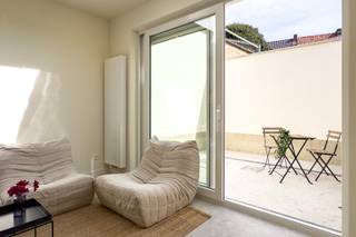 Deze woning is gelegen in een rustige straat nabij het centrum van Gent, de aansluiting met de verbindingswegen en scholen, winkels, openbaar vervoer, enz.<br />De woning werd net volledig gerenoveerd en is bijgevolg ook energiezuinig (LABEL B)<br />Indeling:<br />GV: inkomhal met fietsenberging of wasplaats of bureel, apart gastentoilet, open keuken met aanhorigheden, woonkamer, eetplaats, , ruime koer.<br />1eV: 1e ruime slaapkamer, badkamer met inloopdouche en bad, en dubbele wastafel. apart toilet<br />2eV: 2 ruime slaapkamers.<br /><br />Voor meer info of bezoek: contacteer CENTER OFFICE: 09 279 11 22 of info@centeroffice.be<br /><br />EPC:  193 kWh/m²/jaar.<br />Bruikbare vloeroppervlakte: 109 m2 (opgemeten volgens EPC)<br />Asbestattest:  de woning is VOLLEDIG ASBESTVRIJ.<br />Elektriciteit volledig conform met bijhorende schema's en plannen<br />Stedenbouwkundige inlichtingen: in aanvraag 17 april 2026