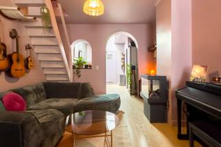 Deze instapklare woning is uitstekend gelegen in een rustige straat doch nabij centrum Gent, openbaar vervoer, winkels en scholen en nabij de aansluiting met de verbindingswegen.<br />De woning is energiezuinig en beschikt over een EPC - B score: 184 kwh/m²/jaar<br />Indeling:<br />GV: aparte inkomhal, woonkamer met zithoek en eetplaats, keuken met aanhorigheden, berging, badkamer met wastafel, douche en toilet.<br />1eV: 1 slaapkamer, ruime overloop wat mogelijkheden biedt voor nog een extra slaapkamer, toegang tot het dakterras.<br />2eV: masterbedroom.<br /><br />Voor meer info of bezoek, contacteer SARA - CENTER OFFICE: 0478 90 27 09.<br /><br />EPC: 184 kWh/m²/jaar - Label B.<br />Asbestattest: in opmaak.<br />Bruikbare vloeroppervlakte(opgemeten volgens EPC) : 102 m<sup>2</sup><br />Stedenbouwkundige inlichtingen: in aanvraag 15/07/2026.<br />