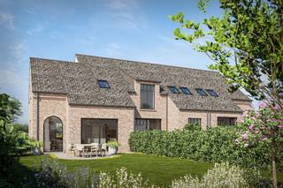 <p>Voor meer info, bel 02/884.23.23 - In het landelijke en groene Roosdaal vindt u dit charmante nieuwbouwproject bestaande uit drie woningen in een elegante pastorijstijl. Het project werd ontworpen met aandacht voor zowel esthetiek als hedendaags wooncomfort en biedt een ideale woonomgeving voor gezinnen die op zoek zijn naar rust, ruimte en kwaliteit.</p><p>De ontwikkeling omvat twee halfopen bebouwingen en één gesloten woning, elk met een doordachte indeling en een warme, karaktervolle uitstraling. Het gelijkvloers beschikt over een inkomhal, handige berging en een ruime leefruimte met veel natuurlijke lichtinval. De open keuken sluit mooi aan op de eet- en zithoek, wat zorgt voor een aangename en open sfeer.</p><p>Op de verdieping bevinden zich drie ruime slaapkamers en een volledig uitgeruste badkamer. Bovendien beschikt elke woning over een zolderverdieping die naar eigen wens verder ingericht kan worden, bijvoorbeeld als extra slaapkamer, bureau of hobbyruimte.</p><p>Bij de bouw wordt volop ingezet op energiezuinigheid, moderne technieken en duurzaam wooncomfort, volledig conform de hedendaagse normen. Zo bent u verzekerd van een comfortabele woning én een waardevaste investering voor de toekomst.</p><p>Deze woningen combineren een rustige ligging met een stijlvolle architectuur en vormen de perfecte thuisbasis voor wie wil genieten van comfortabel wonen in een groene, familiale omgeving.</p>