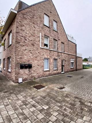 Dit appartement op de 1e verdieping komt vrij op 15 sept 2026.<br />Heeft een oppervlakte van 78m2, een zuid terras van 28m2!!! Met elektrische luifel. <br />2 slaapkamers met rolluiken. <br />De grootste slaapkamer en de leefruimte beschikken over verwarming/ airco.<br />In de leefruimte is er ook een moderne elektrische kachel.<br />Achteraan het perceel is er een garage van 24m2<br />Verder beschikt het appartement over een handige berging, badkamer en een apart toilet.