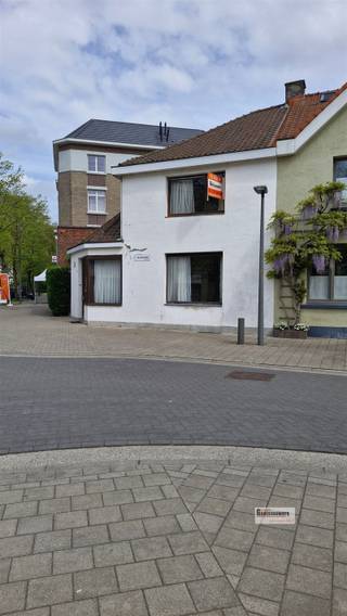 Rustig gelegen woning in aangename woonwijk met twee slaapkamers. De woning is op te frissen, maar heeft veel mogelijkheden. Zo kan van de zolder nog...