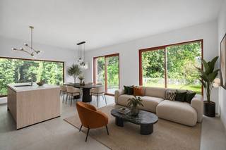 <br />In het residentiële project Eilandpark ontdek je deze moderne en energiezuinige woning die volledig is afgestemd op het comfort van een hedendaags gezin. Binnenin geniet je van ruime leefruimtes waar woonkamer, eetplaats en keuken mooi in elkaar overlopen, wat zorgt voor een open en warme sfeer.<br /><br />De woning beschikt over drie volwaardige slaapkamers die voldoende ruimte bieden voor een gezin, een thuiskantoor of logeerkamer. Daarnaast is er een verzorgde badkamer en voldoende praktische opbergruimte, waardoor het dagelijkse comfort optimaal wordt ondersteund. Buiten vind je een gezellige, private tuin waar je in alle rust kan ontspannen, genieten met familie of vrienden, of simpelweg tot rust komen na een drukke dag.<br /><br />Een bijzonder handige troef is de aparte berging met rechtstreekse toegang vanaf de straatzijde. Deze ruimte is ideaal voor het stallen van fietsen, vuilniscontainers of tuinmateriaal, maar maakt het ook bijzonder eenvoudig om de wagen vlot te laden en lossen zonder door de woning te moeten gaan.<br /><br />Ook op energetisch en technisch vlak is deze woning helemaal klaar voor de toekomst. Ze werd uitgerust met duurzame en energiezuinige technieken zoals:<br />• een warmtepomp<br />• zonnepanelen<br />• vloerverwarming<br />• BEN-norm (E10)<br />• zeer lage energiekosten<br />• en een aanzienlijke vermindering van de onroerende voorheffing gedurende 5 jaar<br /><br />De ligging vormt een bijkomende sterke troef. De woning bevindt zich in een rustige, groene omgeving waar wonen echt tot zijn recht komt. Tegelijkertijd woon je op wandelafstand van de markt van Sint-Lievens-Houtem en vlak bij het vernieuwde en natuurlijke Eilandbos. Zo combineer je het beste van twee werelden: rust en natuur enerzijds, en nabijheid van voorzieningen anderzijds.<br /><br />Tot slot is er nog een belangrijk voordeel: de woning is beschikbaar bij akte. Dat betekent dat je zonder lange wachttijden of bouwvertragingen meteen kan verhuizen naar je nieuwe thuis.<br /><br />Benieuwd naar deze woning of het volledige aanbod? Ontdek meer via www.eilandpark.be en plan vandaag nog je bezoek.