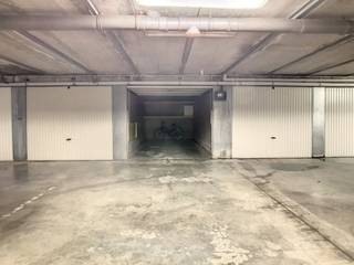 Spacious garage box located on the Green Garden domain, Westendelaan 100. The garage box is within walking distance of the center and...