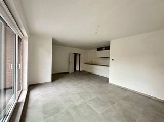 <p><span>Aankoop mogelijk aan 6% btw. Nieuwbouwappartementen in het hart van Halle-Zoersel</span></p><p><span>Ontdek deze stijlvolle nieuwbouwappartementen op een centrale ligging in Halle-Zoersel. Dankzij de nabijheid van winkels, scholen, openbaar vervoer en belangrijke invalswegen geniet u hier van een uitstekende bereikbaarheid en alle voorzieningen binnen handbereik.</span></p><p><span>De appartementen worden ontworpen met oog voor comfort, duurzaamheid en energiezuinig wonen. </span></p><p><span>* Aankoop aan 6% btw mogelijk volgens de geldende wettelijke voorwaarden.</span></p><p><span>* Ondergrondse staanplaatsen </span></p><p><span> </span></p>