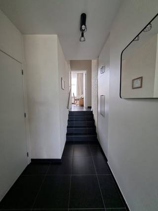 IN OPTIE<br /><br />Te koop: instapklaar appartement in hartje Kalmthout!<br /><br />Het appartement beschikt over twee volwaardige slaapkamers, een lichtrijke leefruimte met toegang tot een ruim aangenaam terras met uitzicht op weilanden. <br /><br />Verder is er een volledig uitgeruste keuken voorzien van elektrisch kookvuur, vaatwasser en ijskast met vriesvak.<br />De badkamer is voorzien van ligbad met douchemogelijkheid en dubbel wandmeubel. Het appartement beschikt over een apart gastentoilet. <br /><br />Het appartement beschikt over een handige berging met aansluiting voor wasmachine en droogkast.<br /><br />Inclusief:<br />- private garagebox achteraan <br />- op wandelafstand van winkels, scholen en openbaar vervoer<br />- automatische zonneluifel<br />- lift<br /><br />Indien interesse of meer info gewenst:<br />0471/35.33.63<br />