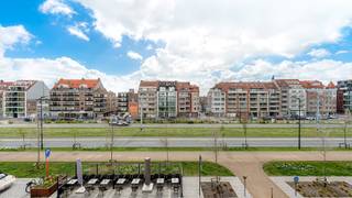 Prachtig hoekappartement met 3 slaapkamers, 3 badkamers en een mooi zonneterras, schitterend gelegen op de volledig vernieuwde Graaf d’Ursellaan. Dankzij de hoekligging geniet u hier van mooie open zichten en een overvloed aan zonlicht. Energiezuinig met een energielabel A.<br /><br />Het appartement ligt net achter de Zeedijk waardoor u geniet van een optimale oriëntatie naar het zuiden. Een absoluut vakantiegevoel met het strand en de duinen om de hoek. <br />Een bewoonbare oppervlakte van ca.116 m² wat interessant is voor zowel vaste bewoning als tweede verblijf. <br /><br />Indeling: inkomhal met gastentoilet, fantastische leefruimte met parket en toegang tot het zonneterras, halfopen keuken met alle nodige toestellen, een praktische berging met wasmachine-aansluiting. Verder nog 3 volwaardige slaapkamers met elk hun badkamer.<br />Algemene fietsenstalling in het gebouw en een privatieve kelder inbegrepen in de prijs.<br /><br />Een zeldzame kans op een absolute toplocatie.<br /><br />Bezoeken of meer informatie?<br />Contacteer Sacha Vanrafelghem op GSM 0487/43.79.10.