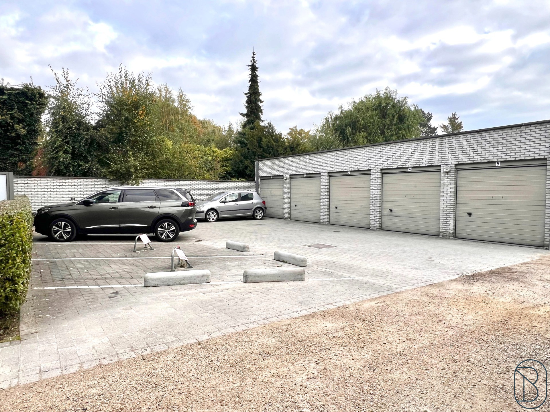 Goedgelegen autostaanplaatsen vlakbij centrum Waregem! - foto 2