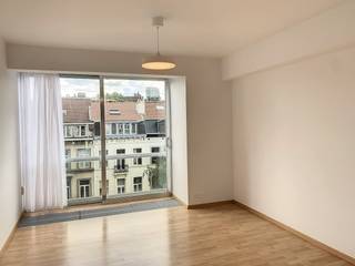 Place Loix, prachtig, zonnig en volledig gerenoveerd appartement van 59 m².Het appartement is als volgt ingedeeld:Een hal met apart toilet.Een lichtrijke woonkamer met een warme parketvloer.Een superuitgeruste open keuken (keramische kookplaat, elektrische oven, afzuigkap, vaatwasser, koelkast en vriezer, ruimte voor wasmachine).Een ruime slaapkamer die uitkomt op een moderne badkamer met douche in Italiaanse stijl.Een privatieve kelder.Dit appartement combineert modern comfort met een uitstekende ligging. Onmiddellijk beschikbaar! EPC: E-.