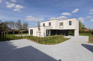 <strong>Bezoek deze woning tijdens de kijkdag op 2 mei van 10u tot 11u30 in de Staakmolenstraat 40, Roeselare.</strong><br /> 
<ul>
	<li><span><span>Perceel van 2020 m²</span></span></li>
	<li><span><span>Prakrijkruimte 40 m²</span></span></li>
	<li><span><span>E20</span></span></li>
	<li><span><span>2 badkamers</span></span></li>
	<li><span><span>4 slaapkamers </span></span></li>
	<li><span><span><strong>6% btw mogelijk</strong></span></span></li>
</ul>
<br /><strong>OMGEVING</strong><br />Deze uitzonderlijke woning is gelegen in Rumbeke, op de grens met Roeselare, op een steenworp van het Sterrebos. Hier geniet je van de perfecte balans tussen het levendige stadsleven en de serene rust van het natuurgebied. Winkels, scholen, ziekenhuizen en verenigingen zijn allemaal vlot bereikbaar te voet of met de fiets. Bovendien biedt de private oprijlaan extra privacy.<br /><br /><strong>INDELING</strong><br />Het gelijkvloers omvat een inkomhal met een apart toilet, een ruime zit- en eethoek en een open keuken die naadloos aansluit op de berging. De polyvalente ruimte of praktijkruimte is zowel toegankelijk via de woning als via een aparte ingang. Op de eerste verdieping bevinden zich 4 ruime slaapkamers, twee badkamers, een berging en een apart toilet. Indien nodig kan er nog een carport worden voorzien, volledig aangepast aan je wensen.<br /><br /><strong>E-PEIL 20</strong><br />De villa is zorgvuldig ontworpen met aandacht voor detail en hoogwaardige materialen, met als resultaat een moderne uitstraling en duurzaamheid. Deze energiezuinige woning wordt voorzien van vloerverwarming aangestuurd via een warmtepomp en zonnepanelen en heeft een E-peil van 20!<br /><br />Prijzen zijn exclusief kosten.