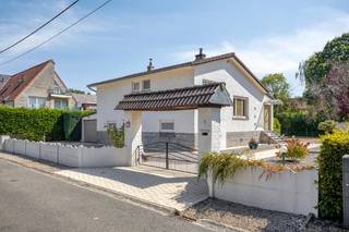 Goed onderhouden open villa met zuid gerichte tuin in Schiplaken.<br /><br />In een quasi doodlopende en bijzonder rustige straat, vlak bij het centrum van Schiplaken, bevindt zich deze aangename open villa op een perceel van 9a66ca.<br /><br />De woning werd gebouwd in 1969 en beschikt over 3 slaapkamers. Een belangrijke troef is het gezellige terras en de zuidgerichte tuin, waar u optimaal geniet van zon, rust en privacy.<br /><br />De ligging is ideaal voor gezinnen: een kindvriendelijke woonomgeving met het centrum van Schiplaken en het BLOSO-domein vlakbij. Ook de vlotte verbindingen richting Leuven en de E19 zorgen voor een uitstekende bereikbaarheid.<br /><br />Troeven:<br />* open bebouwing<br />* 800 m² grond<br />* zuidgerichte tuin en terras<br />* quasi doodlopende straat en kindvriendelijke omgeving<br />* BLOSO-domein vlakbij<br />* vlotte bereikbaarheid.<br /><br />Interesse? Bel of mail via ken@immovos.be of 0477 / 29 72 50 voor een bezoek ter plaatse.<br /><br />