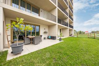 <p>In het gezellige Lier ligt dit gelijkvloerse<span> </span><strong>nieuwbouwappartement</strong><span> </span>met privatieve<span> </span><strong>tuin</strong><span> </span>en twee aangename (overdekte)<span> </span><strong>terrassen</strong>.<br /><br />Wat meteen opvalt is het licht. De leefruimte loopt door van de open keuken met kookeiland tot de zithoek, met over de volle breedte grote raampartijen die uitgeven op het terras en je eigen privatieve tuin.<br /><br /><strong>Indeling</strong>: inkomhal, lichtrijke leefruimte met open keuken, een wc, twee slaapkamers (met beide rechtstreekse toegang tot het overdekt terras), een volledig ingerichte badkamer met inloopdouche en een aparte technische berging met plaats voor wasmachine en droogkast. Bovendien heb je een extra berging, nét naast de voordeur van je appartement.<br /><br />De<span> </span><strong>ligging</strong><span> </span>is de tweede troef. Het station, de winkelstraten en het centrum van Lier liggen op wandelafstand, terwijl de Nete als groene ader zorgt voor wandel- en fietsroutes tot aan de deur.<br /><br />Enkele troeven op een rij:<br />-<span> </span><strong>BEN</strong>-woning<br />- Gelijkvloers met private tuin en overdekt terras (x2)<br />-<span> </span><strong>Vloerverwarming</strong><br />- Station en centrum van Lier op wandelafstand<br />- Extra<span> </span><strong>privatieve berging</strong><span> </span>(inbegrepen in de prijs)</p>
<p>Belangrijk: niet onder btw-stelsel, wel onder registratierechten.<span> </span><strong>Aankopen onder de verlaagde registratierechten van 2% is dus mogelijk.</strong><br /><br />Kortom, een gelijkvloers appartement met twee slaapkamers, een eigen tuin en twee terrassen, instapklaar en op wandelafstand van het centrum van Lier -<span> </span><strong>must visit.</strong><br /><br />Een bezichtiging kan je inplannen via jarno@groepvanhaute.be of 0492 83 88 19.</p>