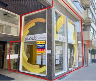 Goed gelegen kantoorunit te huur, in het centrum vlakbij de Grote Markt. <br />Dit pand heeft een totale oppervlakte van 135 m² en is volledig instapklaar. <br />Grote troef zijn de raampartijen langs de straatzijde en achteraan, wat zorgt voor een goede visibiliteit en véél lichtinval. <br />Specificaties: Gelijkvloers van ca. 60 m² bestaande uit een open landschapskantoor.+ Eerste verdieping van ca. 75 m² bestaande uit kantoor -, archiefruimte, vergaderzaal, sanitair en kitchenette.<br />Dus in totaal ongeveer 135 m.<br /><br />Alle voorzieningen zijn aanwezig.<br />De maandelijkse huurprijs bedraagt 950 euro + onroerende voorheffing ( ongeveer 2500 euro/ jaar) + algemene kosten (2871 euro/jaar) ten laste van de huurder.<br /><br />Bent u op zoek naar bedrijfsvastgoed te huur in Roeselare? Contacteer info@immodelestre.be of 054 33 62 52. www.immodelestre.be. <br />www.immodelestre.be <br />