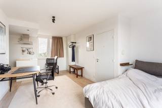Instapklare studio met badkamer en keuken op de bovenste verdieping van een goed onderhouden gebouw.In een gebouw met één appartement per verdieping...