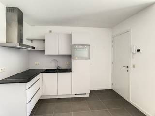 This apartment is located in the Sint-Lievenspoortstraat near the Zuidpark with direct access to the roads and within walking distance of the center of Ghent. A very accessible location by both car and public transport. Apartment layout:bright living space - cozy terrace at the rear of the building - storage room - fully installed open kitchen - separate toilet - spacious bedroom - bathroom with shower and washbasin furniture.The common costs are 50.00 EUR/month and the apartment is available immediately.