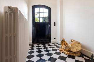 Karakteristieke, luxueuze woning op top locatie te Hoogstraten.INDELINGGelijkvloerse verdieping:- Statige inkomhal- Zitkamer op originele parket-...