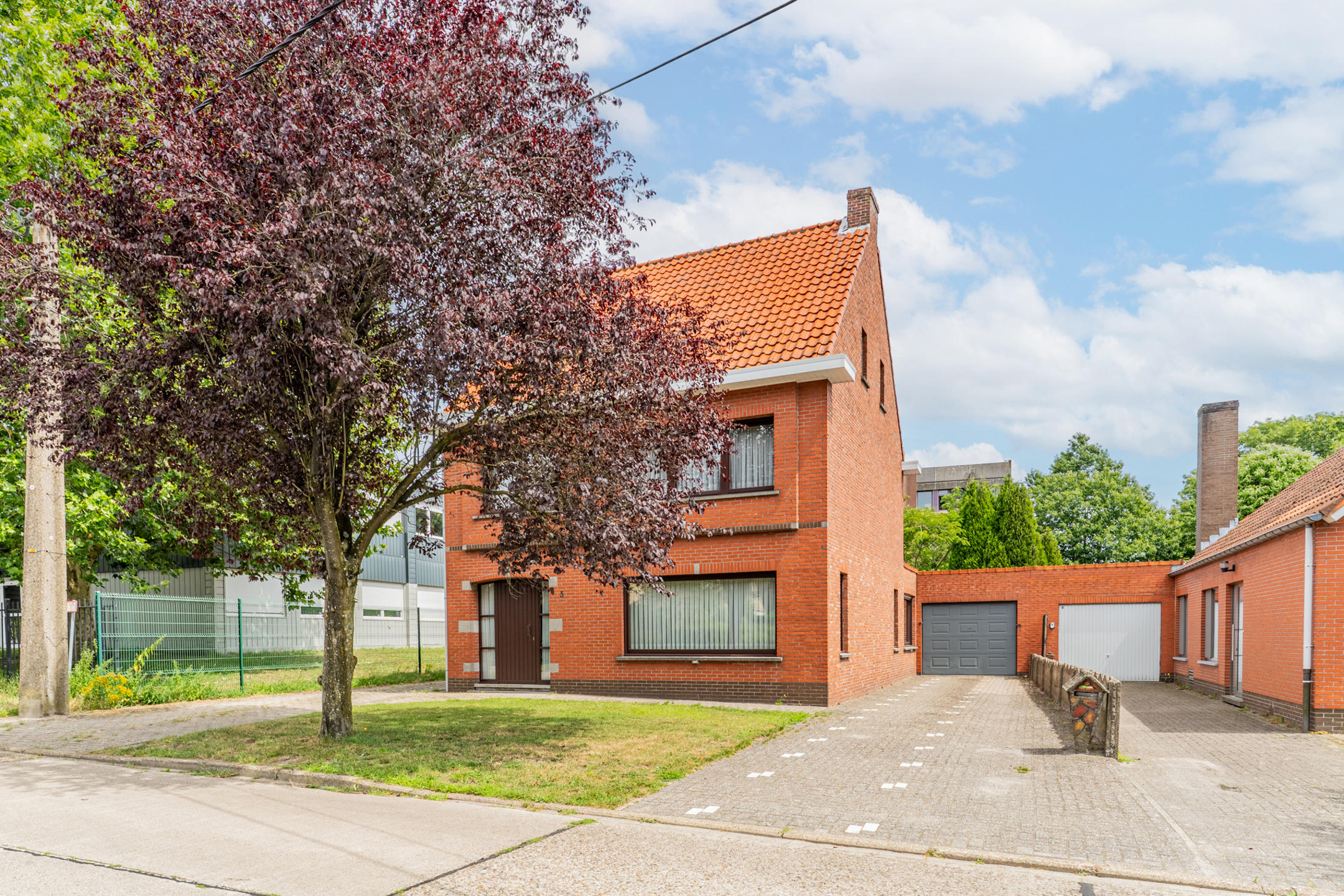 Ideaal gelegen open bebouwing met gekoppelde garage op een mooi grondstuk van 725m² - foto 1