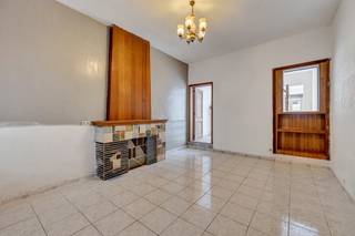 <p>Voor meer info of een bezoek, bel 053 59 49 31 - Deze charmante woning biedt een mooie combinatie van ruimte, lichtinval en potentieel. Met <strong>een bewoonbare oppervlakte van ca. 160 m²</strong> is dit de ideale woning voor gezinnen, starters of handige kopers die op zoek zijn naar een eigendom met <strong>uitbreidingsmogelijkheden</strong>. Bij het betreden van de woning komt u terecht in een ruime inkomhal die meteen een aangenaam gevoel van ruimte creëert. <strong>De lichtrijke leefruimte</strong> geniet dankzij <strong>de aanwezige dakkoepel</strong> van een overvloed aan natuurlijk licht, wat zorgt voor een warme en aangename sfeer. Verder bevinden zich op het gelijkvloers een keuken en een badkamer, wat het dagelijkse comfort verhoogt. De woning beschikt momenteel over <strong>twee slaapkamers</strong>. Daarnaast biedt de <strong>ruime zolderverdieping</strong> de mogelijkheid om eenvoudig omgevormd te worden tot <strong>één grote extra kamer of twee bijkomende slaapkamers</strong>, ideaal voor wie extra woonruimte wenst te creëren of op zoek is naar een interessante meerwaarde-investering. Buiten geniet u van <strong>een knusse en onderhoudsvriendelijke tuin</strong> waar het aangenaam vertoeven is met minimale onderhoudsinspanningen. Ook op energetisch vlak werden reeds belangrijke werken uitgevoerd: <strong>zowel het plat dak als het hellend dak werden vernieuwd en geïsoleerd</strong>. De vermelde prijs is een richtprijs.</p>