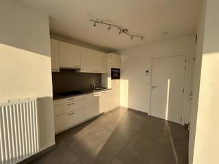 <p><span>OPEN DOOR Sat. 30/5 This welcoming 1-bedroom apartment is available for viewing on Saturday, May 30, between 4 p.m. and 5 p.m. with no obligation. You are most welcome! Located in the bustling Diestsestraat, in the heart of Leuven, this well-located apartment is in an absolute prime location. You live here in the middle of the city, within walking distance of numerous stores, restaurants and cozy cafes, as well as near the Leuven train station. Thanks to the easy access to all major roads, you also enjoy excellent accessibility. The apartment is tastefully finished and offers a pleasant combination of comfort and cosiness. The bright living space connects to a practical kitchen, while the bathroom is equipped with all the necessary comforts. The bedroom provides a quiet place to fully unwind. This apartment is available immediately. Utilities can be concluded separately. Monthly fixed costs are 50.00. Separate storage room and bicycle storage included. Ideal for those looking for comfortable living in a lively and central location in Leuven.</span></p>