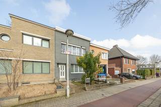 <p>Algemeen:</p><p>In het hart van Deurne op slechts enkele passen van het Rivierenhofpark vinden we deze zeer verzorgde instapklare woning met 3 slaapkamers en tuin terug. </p><p>De nabijheid van winkels, openbaar vervoer, bibliotheek, restaurants, ... maken deze woning een interessante optie voor jong en oud. </p><p>Bijkomende troef is de volledig vernieuwde keuken en badkamer, de ramen op het gelijkvloers met elektrische rolluiken, de gevel welke recent werd geïsoleerd. Aanrader!</p><p>Zeer goede EPC-score C</p><p>Omgeving:</p><p>Venneborglaan, Rivierenhofpark, Twee Gezusterslaan</p><p>Indeling:</p><p>We betreden de woning via een compacte inkomhal. We genieten van een grote living op laminaatparket met een prachtig ingerichte open keuken met zicht op tuin.</p><p>Naast de leefruimte vinden we op het gelijkvloers een mooie badkamer met wc, wastafel en ligbad.</p><p>Op de eerste verdieping vinden we twee grote slaapkamers, een dressing met ingemaakte kasten, een baby- of bureaukamer en een tweede badkamer  met wc, douche, bidet en dubbele wastafel.</p><p>Achterliggend is er een leuke tuin aanwezig. </p><p>Algemene informatie:</p><p>Ruimtelijke ordening: 		Gvkr, Wg</p><p>P-score:				A</p><p>G-score:				A</p><p>Huur:					800 € / maand</p><p>Algemene toestand:</p><p>Dak vernieuwd 2015 en geïsoleerd in 2021, ramen vernieuwd in 2005, keuken en badkamer vernieuwd in 2020, gevels geïsoleerd in 2021, riolering gaat rechtstreeks naar de straat 2008 (geen beerput), cv-ketel 2022, nieuwe radiators geplaatst in 2025, geen asbest!</p><p>Beschikbaarheid: na normale opzegperiode</p>